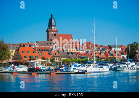 Porto e marina con facciate a Waren, Mueritz, Mecklenburg Western-Pomerania, Germania Foto Stock