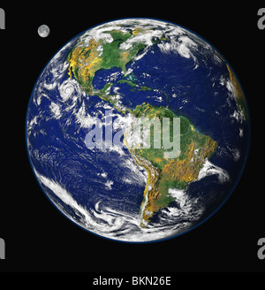Terra e Luna vista dallo spazio, con il Nord e Sud America visibile Foto Stock