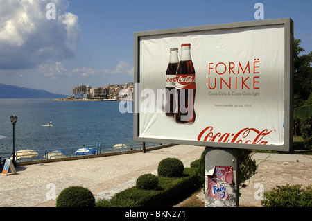 Coca-Cola pubblicità sulla spiaggia di Saranda. Repubblica di Albania. Foto Stock