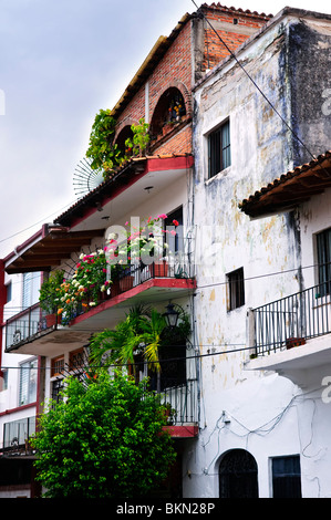Balconi con fioriere sul vecchio edificio in Puerto Vallarta, Jalisco, Messico Foto Stock
