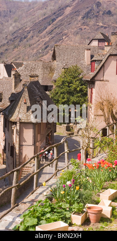 Bella antica romanica e dei palazzi rinascimentali di Conques Aveyron Midi-Pirenei Massiccio Centrale Francia Foto Stock