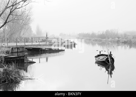 Catarroja porto per le navi che navigano la Albufera (Laguna) di Valencia. Un nebbioso giorno per prima cosa al mattino. Foto Stock