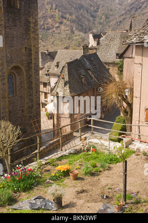 Bella antica romanica e dei palazzi rinascimentali di Conques Aveyron Midi-Pirenei Massiccio Centrale Francia Foto Stock