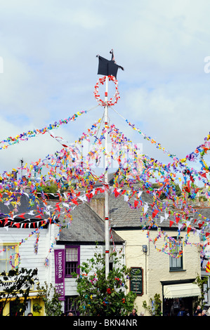 Il decorato maypole su 'obby oss giorno ' a Padstow, Cornwall, Regno Unito Foto Stock