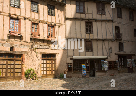 Bellissima medievale architettura romanica in Place de L'Eglise nell'antica città di Conques Aveyron Midi-Pirenei Francia Foto Stock