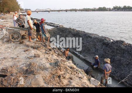 Lavoratori edili in Kampot, Cambogia Foto Stock