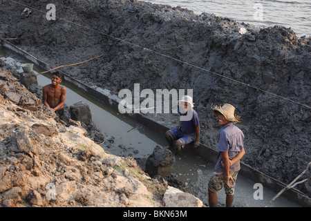 Lavoratori edili in Kampot, Cambogia Foto Stock