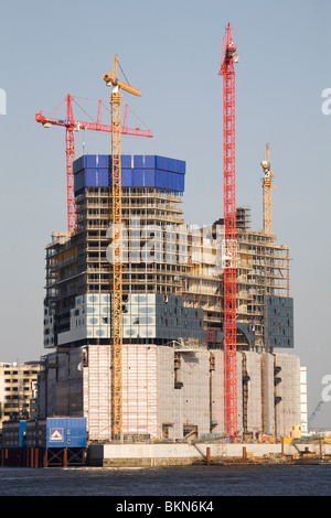 Costruzione della Elbphilharmonie (Elbe Philharmonic Hall) nell'area HafenCity di Amburgo, Germania. Foto Stock