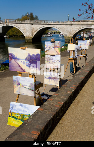 L'Arte / Dipinti di Richmond bridge per la vendita da parte di un artista che offre anche lezioni di paesaggio amatoriale di pittori. Richmond. Regno Unito. Foto Stock