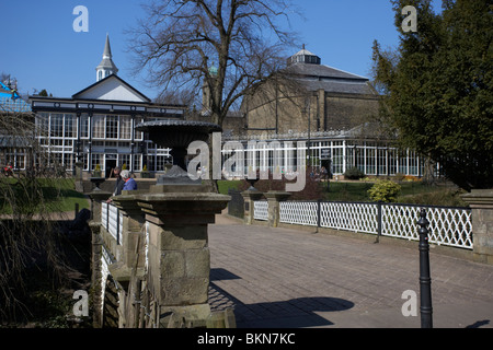 Il ponte in Pavilion Gardens Buxton Derbyshire England Regno Unito Foto Stock