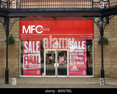 Middlesbrough football club shop ufficiale in James Cook Square Middlesbrough con una vendita di replica shirt Foto Stock