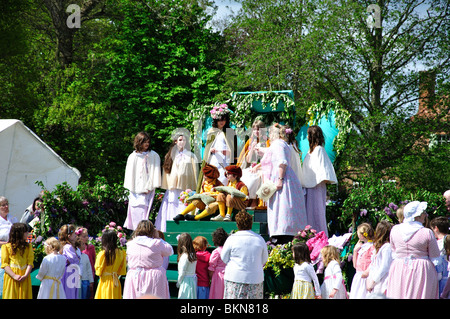 A coronamento del 'May Queen', la Ickwell giorno di maggio Festival, Ickwell verde, Ickwell, Bedfordshire, England, Regno Unito Foto Stock