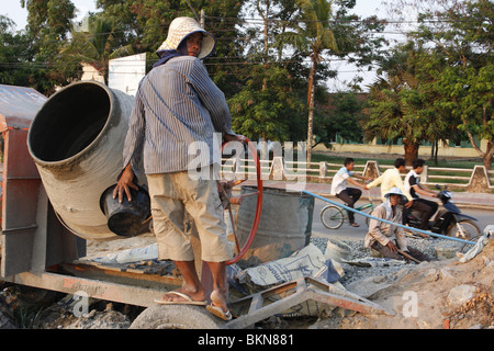 Operaio edile in Kampot, Cambogia Foto Stock