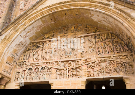 Il timpano Conques arco nella facciata occidentale della chiesa di St Foy Aveyron Massiccio centrale Midi-Pirenei Francia Foto Stock