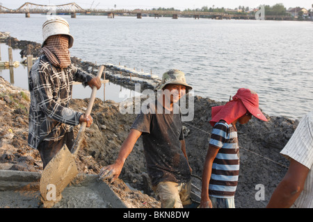 Lavoratori edili in Kampot, Cambogia Foto Stock