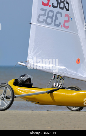 Terra vela / sabbia yachting / land yachting sulla spiaggia a De Panne, Belgio Foto Stock