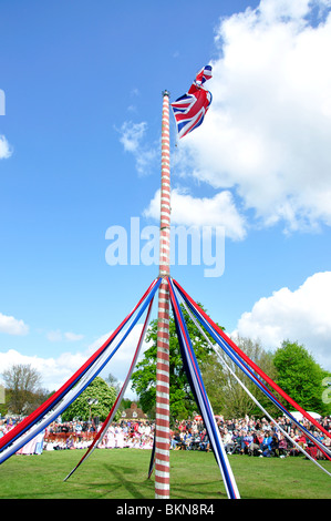 Il Maypole, Ickwell il giorno di maggio Festival, Ickwell verde, Ickwell, Bedfordshire, England, Regno Unito Foto Stock