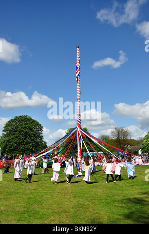 I bambini che danzano intorno Maypole, Ickwell il giorno di maggio Festival, Ickwell verde, Ickwell, Bedfordshire, England, Regno Unito Foto Stock