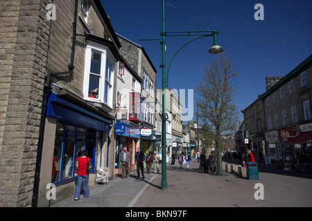 Giardini in primavera strada pedonale dello shopping Buxton Derbyshire England Regno Unito Foto Stock