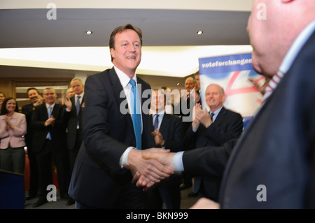 David Cameron in occasione di una visita per gli unionisti dell'Ulster e conservatori, Belfast, prima del 2010 elezione. Foto Stock