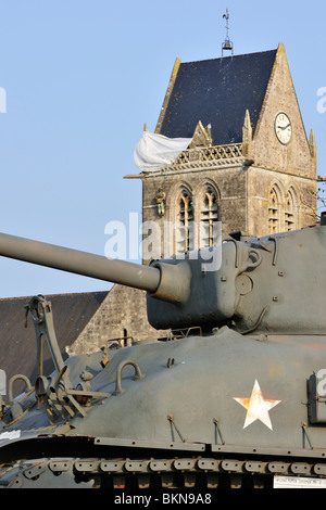 M4 Sherman serbatoio in Airborne Museo e Memoriale di paracadute in onore del paracadutista John Steele, Sainte-Mère-Église, Normandia Foto Stock