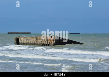 Guerra mondiale due cassettoni di Phoenix per formare un improvvisato Mulberry harbour a Gold Beach durante il WW2 ad Arromanches, Normandia, Francia Foto Stock