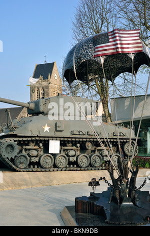 M4 Sherman serbatoio in Airborne Museo e Memoriale di paracadute in onore del paracadutista John Steele, Sainte-Mère-Église, Normandia Foto Stock