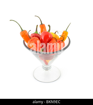 Assortimento di peperoncino peperoncini in un grande vetro martini Foto Stock