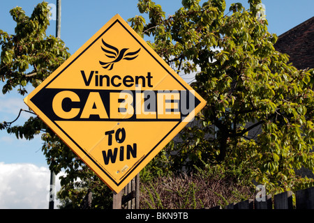 Segno per Vince il cavo e il gruppo del Partito europeo dei liberali democratici parte durante il 2010 campagna elettorale nella zona ovest di Londra, maggio 2010. Foto Stock