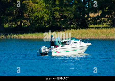 Vecchia coppia di pesca sul Fleesensee, Mecklenburg Western-Pomerania, Germania Foto Stock