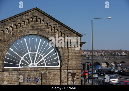 Vittoriano finestra ventola da Joseph Paxton a buxton stazione ferroviaria Buxton Derbyshire England Regno Unito Foto Stock