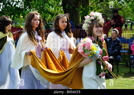 Il 'May Queen' sfilando il Ickwell giorno di maggio Festival, Ickwell verde, Ickwell, Bedfordshire, England, Regno Unito Foto Stock