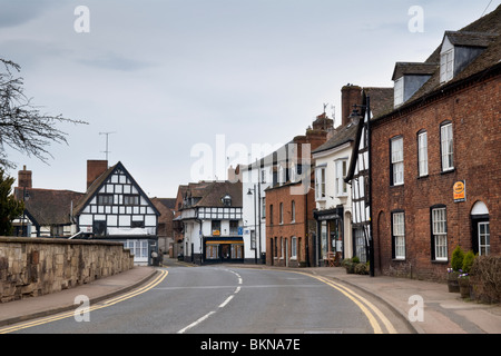 Main high street, A4104, con crooked vecchi edifici in Upton su Severn, Worcestershire, Inghilterra, Regno Unito effettuate nella primavera Foto Stock