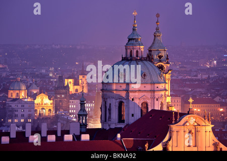 Twilight su St Nicholas Cathedral a Praga Foto Stock