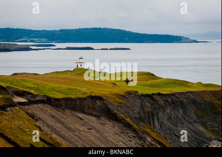 La punta meridionale di San Juan Island, Washington è noto come punto di bestiame. Questo moderno faro è stato costruito nel 1935. Foto Stock