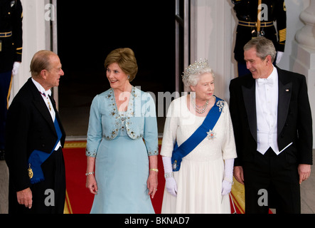 Il principe Filippo, First Lady Laura Bush, la Regina Elisabetta e il Presidente George W Bush. Foto Stock