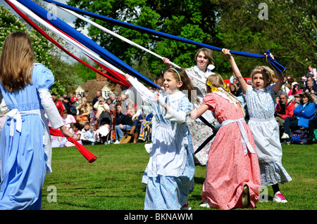 I bambini che danzano intorno Maypole, Ickwell il giorno di maggio Festival, Ickwell verde, Ickwell, Bedfordshire, England, Regno Unito Foto Stock