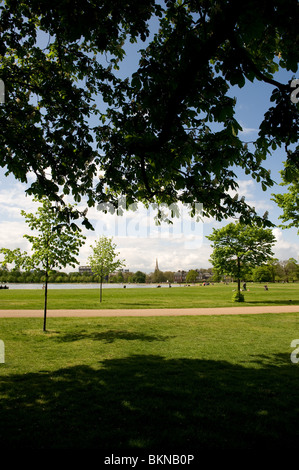 Un ampio angolo di visione del round di stagno e Kensington Palace sen dall'ombra di un albero, Maggio 2010 Foto Stock