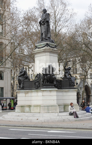 Situato nel filamento a Londra è la statua in bronzo di William Ewart Gladstoneby scultore Sir Hamo Thornycroft. Foto Stock