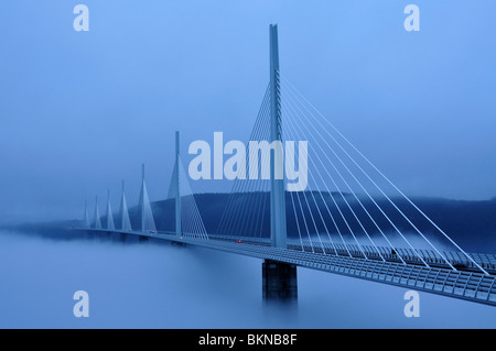 Il viadotto di Millau viaduc in nuvole e nebbia Foto Stock