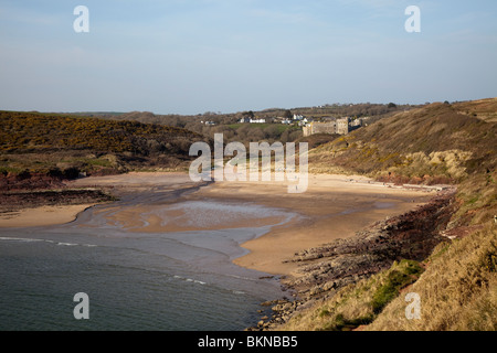 Manorbier Beach e il castello di Pembrokeshire Wales UK Foto Stock