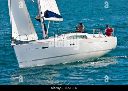 Il timoniere o skipper con equipaggio in cabina di pilotaggio di Beneteau Oceanis 40, barca a vela di fronte alla costa in Francia, Mare Mediterraneo Foto Stock