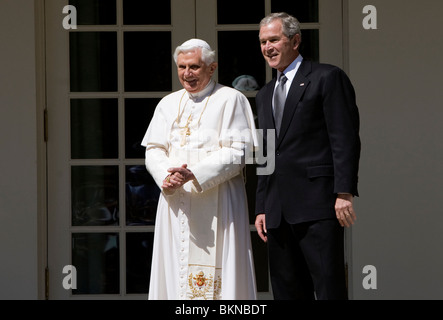 Papa Benedetto XVI e il Presidente George W Bush durante la visita del Papa alla Casa Bianca. Foto Stock