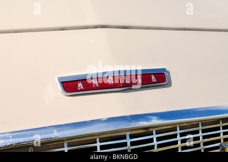 Ford Anglia Auto, dettaglio di badge Foto Stock