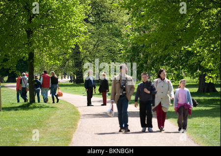 Persone che camminano in Kensington Gardens godendo il sole primaverile, Maggio 2010 Foto Stock