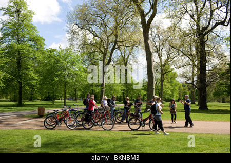 Un ciclo tour in Kensington Gardens, Londra su una soleggiata giornata di primavera 2010 Foto Stock