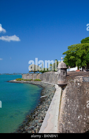 Le mura della città vecchia con garitta e una passeggiata sul mare a San Juan, Puerto Rico, West Indies. Foto Stock