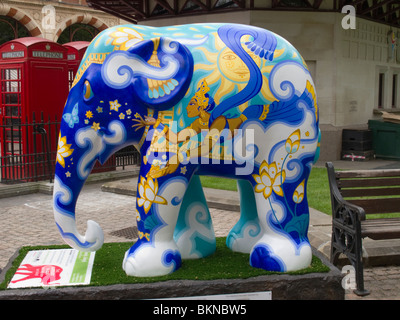 Elephant adottato dalla confederazione dell'industria indiana - Elephant Parade London-1 Foto Stock