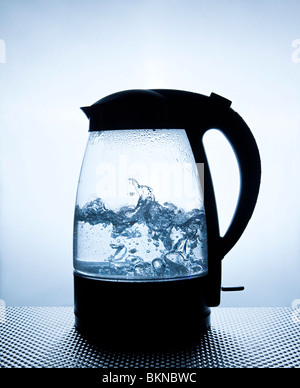 Russel Hobbs moderno bollitore elettrico acqua bollente utilizzando Schott  DURAN resistente al calore di vetro borosilicato Foto stock - Alamy