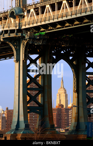 L'Empire State Building visto attraverso una torre del ponte di Manhattan, New York City USA Foto Stock